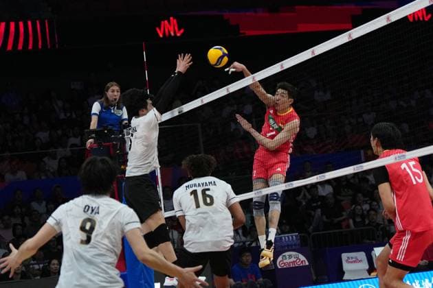 (250611) -- XI AN, June 11, 2025 -- Jiang Chuan (top R) of China spikes the ball during the Pool 3 match between China and Japan at the Men s Volleyball Nations League (VNL) 2025 in Xi an, northwest China s Shaanxi Province, June 11, 2025. ) (SP)CHINA-XI AN-VOLLEYBALL-NATIONS LEAGUE-MEN-CHINA VS JAPAN (CN) LixYibo 