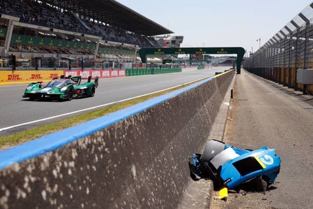 Sport Themen der Woche KW24 Sport Bilder des Tages Aston Martin Valkyre fährt an Carbonteilen, die hinter der Sicherheitsmauer eines verunfallten Rennfahrzeug liegen vorbei, 1. freies Training, 24 Stunden von Le Mans 2025, FIA Langstrecken-Weltmeisterschaft, WEC, Frankreich, 11.06.2025, Start- Zielgerade *** Aston Martin Valkyre drives past carbon parts lying behind the safety wall of a crashed racing car, 1 free practice, 24 Hours of Le Mans 2025, FIA World Endurance Championship, WEC, France, 11 06 2025, Start finish straight