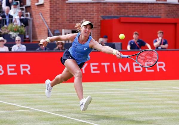Sport Bilder des Tages 11th June 2025; HSBC Championships, Queen s Club, West Kensington, London, England: HSBC Womens Championships queens Club, Day 3, Beatriz Haddad Maia (BRA) plays a forehand shot against Emma Navarro (USA)  ActionPlus12800279 HongboxChen
