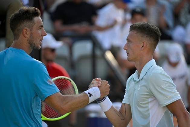 Jan-Lennard Struff (GER) gratuliert Jiri Lehecka (CZE) zum gewonnenen Match Gestik Geste Tennis Herren BOSS Open ATP, Tennis Herren 250 Stuttgart 2025 Weissenhof BOSS Open ATP 250 Stuttgart 2025