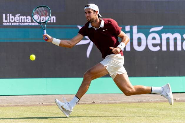 2025-06-11 2025 Libema Open Grass Court Championships ROSMALEN, NETHERLANDS - JUNE 11: Karen Khachanov of Russia in action during Day Three of 2025 Libema Open Grass Court Championships at Autotron on June 11, 2025 in Rosmalen, Netherlands. Rosmalen Autotron Netherlands Content not available for redistribution in The Netherlands directly or indirectly through any third parties. Copyright: xJorisxVerwijstx