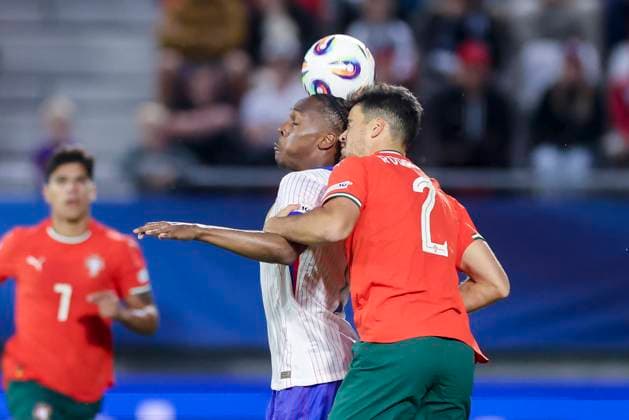 Mathys Tel (France) und Rodrigo Pinheiro (Portugal) kaempfen um den Ball, UEFA European Under-21 Championship 2025 Group Stage, Portugal v France, Å tadion SihoÅ¥ am 11. June 2025 in Trentschin, Slowakei. (Foto von Marco Steinbrenner DeFodi Images) Mathys Tel (France) und Rodrigo Pinheiro (Portugal) battle for the ball, UEFA European Under-21 Championship 2025 Group Stage, Portugal v France, Å tadion SihoÅ¥, June 11, 2025 in TrenÄin, Slovakia. (Photo by Marco Steinbrenner DeFodi Images)