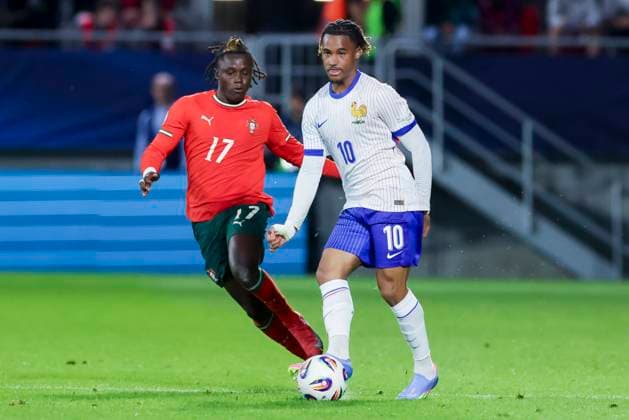 Geovany Quenda (Portugal) und Wilson Odobert (France) kaempfen um den Ball, UEFA European Under-21 Championship 2025 Group Stage, Portugal v France, Å tadion SihoÅ¥ am 11. June 2025 in Trentschin, Slowakei. (Foto von Marco Steinbrenner DeFodi Images) Geovany Quenda (Portugal) und Wilson Odobert (France) battle for the ball, UEFA European Under-21 Championship 2025 Group Stage, Portugal v France, Å tadion SihoÅ¥, June 11, 2025 in TrenÄin, Slovakia. (Photo by Marco Steinbrenner DeFodi Images)