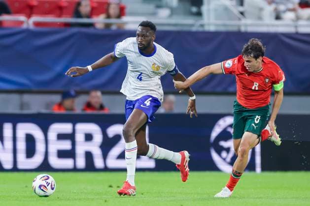 Chrislain Matsima (France) und Paulo Bernardo (Portugal) kaempfen um den Ball, UEFA European Under-21 Championship 2025 Group Stage, Portugal v France, Å tadion SihoÅ¥ am 11. June 2025 in Trentschin, Slowakei. (Foto von Marco Steinbrenner DeFodi Images) Chrislain Matsima (France) und Paulo Bernardo (Portugal) battle for the ball, UEFA European Under-21 Championship 2025 Group Stage, Portugal v France, Å tadion SihoÅ¥, June 11, 2025 in TrenÄin, Slovakia. (Photo by Marco Steinbrenner DeFodi Images)