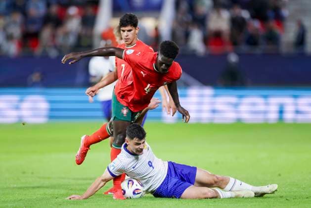 Mateus (Portugal), Chico Lamba (Portugal) und Matthis Abline (France) kaempfen um den Ball, UEFA European Under-21 Championship 2025 Group Stage, Portugal v France, Å tadion SihoÅ¥ am 11. June 2025 in Trentschin, Slowakei. (Foto von Marco Steinbrenner DeFodi Images) Mateus (Portugal), Chico Lamba (Portugal) und Matthis Abline (France) battle for the ball, UEFA European Under-21 Championship 2025 Group Stage, Portugal v France, Å tadion SihoÅ¥, June 11, 2025 in TrenÄin, Slovakia. (Photo by Marco Steinbrenner DeFodi Images)