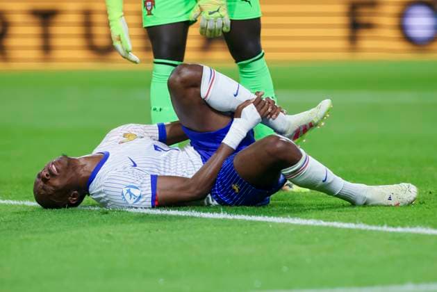Mathys Tel (France) liegt verletzt auf dem Rasen, UEFA European Under-21 Championship 2025 Group Stage, Portugal v France, Å tadion SihoÅ¥ am 11. June 2025 in Trentschin, Slowakei. (Foto von Marco Steinbrenner DeFodi Images) Mathys Tel (France) lies injured on the grass, UEFA European Under-21 Championship 2025 Group Stage, Portugal v France, Å tadion SihoÅ¥, June 11, 2025 in TrenÄin, Slovakia. (Photo by Marco Steinbrenner DeFodi Images)