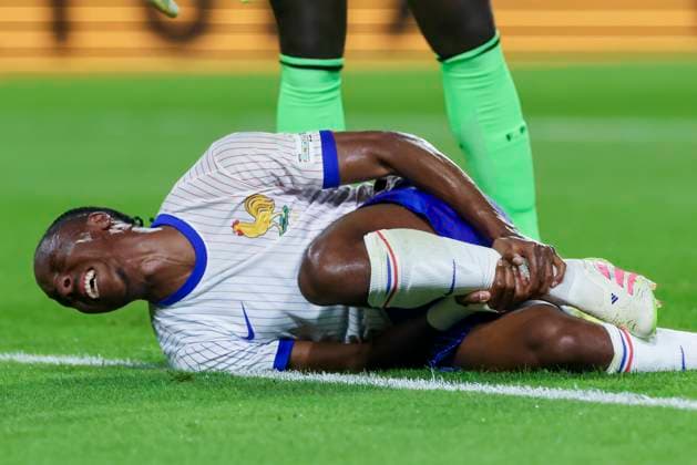 Sport Bilder des Tages Mathys Tel (France) liegt verletzt auf dem Rasen, UEFA European Under-21 Championship 2025 Group Stage, Portugal v France, Å tadion SihoÅ¥ am 11. June 2025 in Trentschin, Slowakei. (Foto von Marco Steinbrenner DeFodi Images) Mathys Tel (France) lies injured on the grass, UEFA European Under-21 Championship 2025 Group Stage, Portugal v France, Å tadion SihoÅ¥, June 11, 2025 in TrenÄin, Slovakia. (Photo by Marco Steinbrenner DeFodi Images)