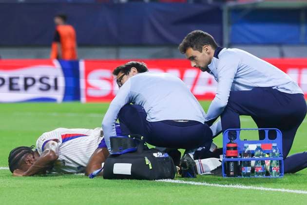 Mathys Tel (France) liegt verletzt auf dem Rasen und wird behandelt, UEFA European Under-21 Championship 2025 Group Stage, Portugal v France, Å tadion SihoÅ¥ am 11. June 2025 in Trentschin, Slowakei. (Foto von Marco Steinbrenner DeFodi Images) Mathys Tel (France) lies injured on the grass and is being treated, UEFA European Under-21 Championship 2025 Group Stage, Portugal v France, Å tadion SihoÅ¥, June 11, 2025 in TrenÄin, Slovakia. (Photo by Marco Steinbrenner DeFodi Images)