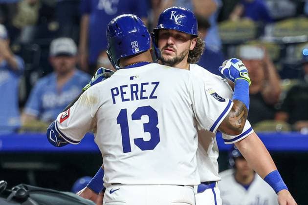 MLB, Baseball Herren, USA 2025: Yankees Vs Royals JUN 11 June 11, 2025: Kansas City Royals catcher Salvador Perez (13) and designated hitter Vinnie Pasquantino (9) celebrate Perez s two run home run to score Pasquantino during the ninth inning against the New York Yankees at Kauffman Stadium in Kansas City, MO. David Smith CSM (Credit Image: Â David Smith Cal Media) Kansas City Mo United States of America EDITORIAL USE ONLY Copyright: xx ZUMA-20250611_zma_c04_050.jpg DavidxSmithx csmphotothree391661