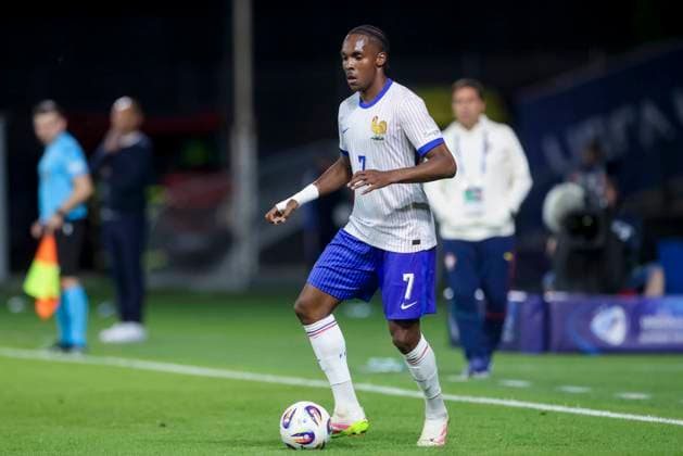 Mathys Tel (France) kontrolliert den Ball, UEFA European Under-21 Championship 2025 Group Stage, Portugal v France, Å tadion SihoÅ¥ am 11. June 2025 in Trentschin, Slowakei. (Foto von Marco Steinbrenner DeFodi Images) Mathys Tel (France) controls the ball, UEFA European Under-21 Championship 2025 Group Stage, Portugal v France, Å tadion SihoÅ¥, June 11, 2025 in TrenÄin, Slovakia. (Photo by Marco Steinbrenner DeFodi Images)