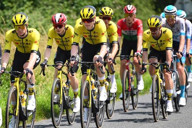 Criterium du Dauphine 2025 Stage 5 MACON, FRANCE - JUNE 12 : Vingegaard Jonas (DEN) of Team Visma - Lease a Bike with teammates during stage 5 of the 77th edition of Criterium du Dauphine Libere an UCI World Tour 2.UWT cycling road race stage for Men Elite of 183 km with start in Saint-Priest and finish in Macon on June 12, 2025 in Macon, France, 12 06 2025 ( Motordriver Kenny Verfaillie - Macon France  Copyright: xVincentxKalutx