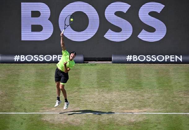 Alexander Zverev (GER) Aktion Aufschlag Bandenwerbung BOSS Tennis Herren BOSS Open ATP, Tennis Herren 250 Stuttgart 2025 Weissenhof BOSS Open ATP 250 Stuttgart 2025