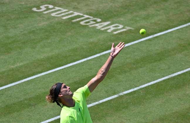 Alexander Zverev (GER) Aktion Aufschlag Logo Stuttgart auf Rasen Tennis Herren BOSS Open ATP, Tennis Herren 250 Stuttgart 2025 Weissenhof BOSS Open ATP 250 Stuttgart 2025