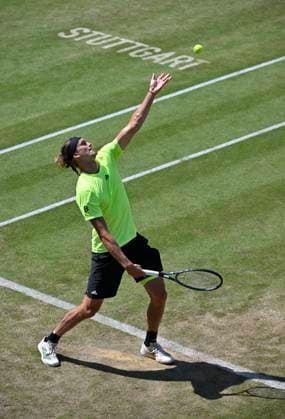 Alexander Zverev (GER) Aktion Aufschlag Logo Stuttgart auf Rasen Tennis Herren BOSS Open ATP, Tennis Herren 250 Stuttgart 2025 Weissenhof BOSS Open ATP 250 Stuttgart 2025