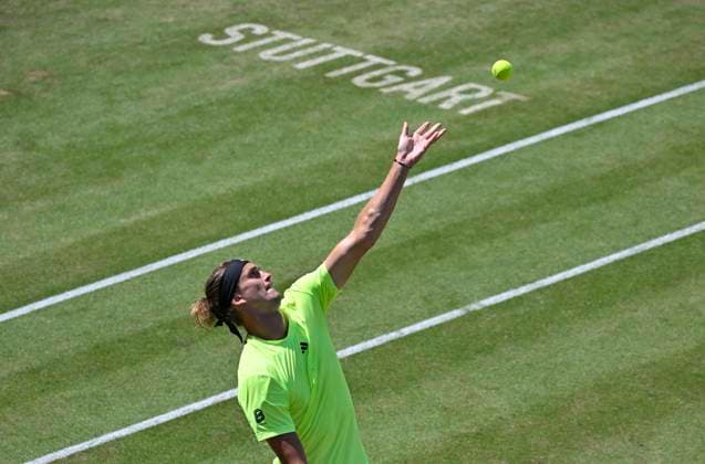Alexander Zverev (GER) Aktion Aufschlag Logo Stuttgart auf Rasen Tennis Herren BOSS Open ATP, Tennis Herren 250 Stuttgart 2025 Weissenhof BOSS Open ATP 250 Stuttgart 2025