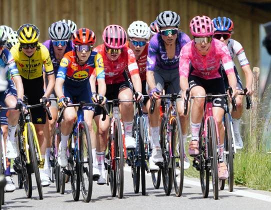 12.06.2025 Tour de Suisse Women 1.Etappe Gstaad-Gstaad. Bild : Die Fahrerinnen mit Elisa Balsamo (ITA)Team Lidl Trek und Noemi Ruegg (SUI) Team EF Education-Oatli im Aufstieg zum Jaunpass.