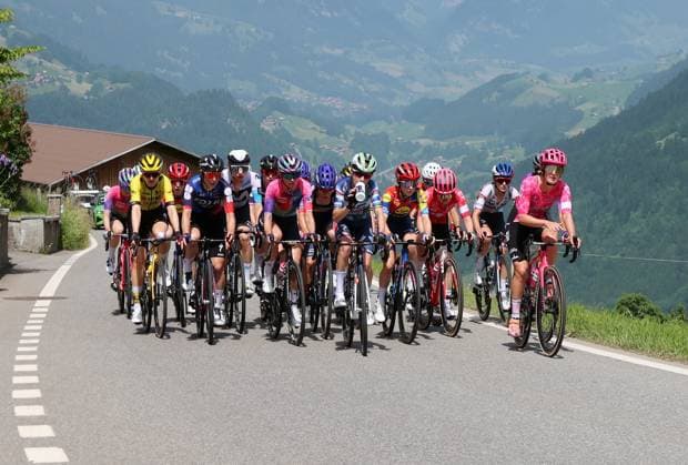 12.06.2025 Tour de Suisse Women 1.Etappe Gstaad-Gstaad. Bild : Die Fahrerinnen mit Elisa Balsamo (ITA)Team Lidl Trek und Noemi Ruegg (SUI) Team EF Education-Oatli im Aufstieg zum Jaunpass.