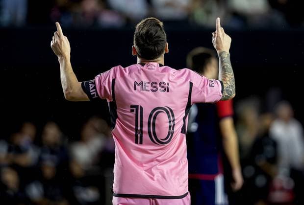 October 19, 2024, Fort Lauderdale, Florida, USA: Inter Miami forward Lionel Messi 10 celebrates after scoring a goal in the second half of their MLS, Fussball Herren, USA match against New England Revolution at Chase Stadium on Saturday, Oct. 19, 2024, in Fort Lauderdale, Florida. Fort Lauderdale USA - ZUMAm67_ 20241019_zaf_m67_016 Copyright: xDavidxSantiagox Fort Lauderdale USA - ZUMA0784 0784871072st Copyright: xIMAGO DavidxSantiagox