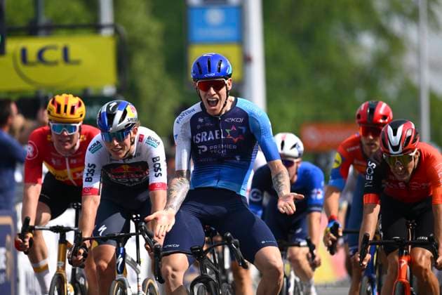 Sport Bilder des Tages Criterium du Dauphine 2025 Stage 5 MACON, FRANCE - JUNE 12 : Stewart Jake (AUS) of Israel - Premier Tech wins, second place for Laurance Axel (FRA) of INEOS Grenadiers, third place for Waerenskjold Søren (NOR) of Uno-X Mobility during stage 5 of the 77th edition of Criterium du Dauphine Libere an UCI World Tour 2.UWT cycling road race stage for Men Elite of 183 km with start in Saint-Priest and finish in Macon on June 12, 2025 in Macon, France, 12 06 2025 ( Motordriver Kenny Verfaillie - Macon France  Copyright: xVincentxKalutx