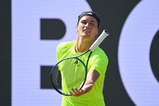 Alexander ZVEREV (GER), faengt seinen Schläger auf, Aktion,Einzelbild,angeschnittenes Einzelmotiv,Halbfigur,halbe Figur. Tennis Boss Open 2025 am 12.06. 2025 auf dem Weissenhof in Stuttgart,