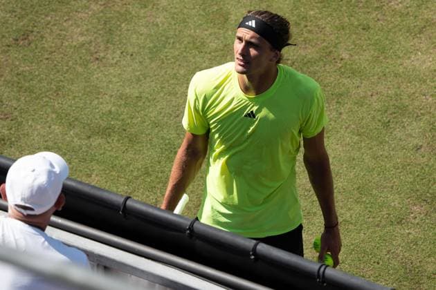 Alexander Zverev Austausch mit Coach, Alexander Zverev vs. Corentin Moutet, Tennis, ATP, Tennis Herren Turnier, Boss-Open, Center-Court, Achtelfinale, 12.06.2025, Alexander Zverev vs. Corentin Moutet, Tennis, ATP-Turnier, Boss-Open, Center-Court, Achtelfinale, 12.06.2025, Stuttgart Copyright: xEibner-Pressefoto EdwardxCheungx EP_ECG