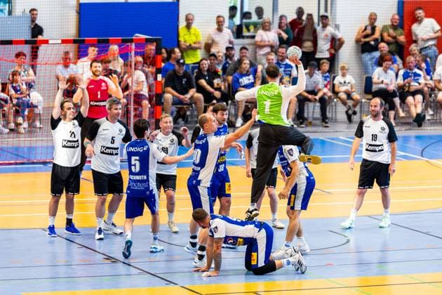Sport Bilder des Tages 12.06.2025, GER, Handball, Maenner, Eintagsprofi - Kultklub (ThSV Eisenach) im Rahmen der Festwochen zum 1250 jährigen der Salzstadt Alexander Saul (ThSV Eisenach,95) Matija Spikic (ThSV Eisenach,1) 36433 Bad Salzungen Werner-Seelenbinder-Halle Thueringen Deutschland