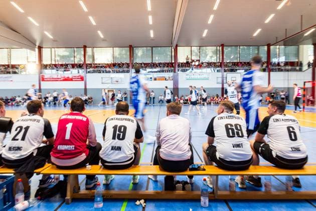 12.06.2025, GER, Handball, Maenner, Eintagsprofi - Kultklub (ThSV Eisenach) im Rahmen der Festwochen zum 1250 jährigen der Salzstadt die Auswechselbank der Eintagsprofis 36433 Bad Salzungen Werner-Seelenbinder-Halle Thueringen Deutschland