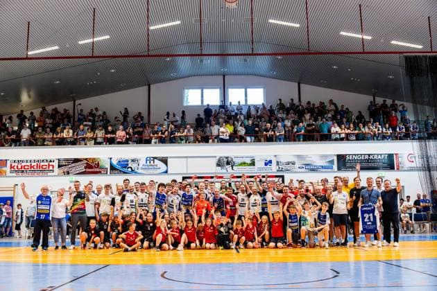 12.06.2025, GER, Handball, Maenner, Eintagsprofi - Kultklub (ThSV Eisenach) im Rahmen der Festwochen zum 1250 jährigen der Salzstadt Gruppenbild der beiden Mannschaften 36433 Bad Salzungen Werner-Seelenbinder-Halle Thueringen Deutschland