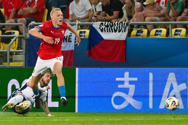 L-R Harvey Elliott (ENG) and Karel Spacil (CZE) in action during the European Under-21 Championship Group B match Czech Republic vs England, Dunajska Streda, Slovakia, June 12, 2025. (CTKxPhoto VaclavxSalek) CTKPhotoP2025061209371  CTKPhotoP2025061209371