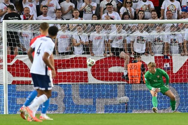 Fußball, U21 EM, Tschechien - England Goalkeeper Lukas Hornicek (CZE) in action during the European Under-21 Championship Group B match Czech Republic vs England, Dunajska Streda, Slovakia, June 12, 2025. (CTKxPhoto VaclavxSalek) CTKPhotoP2025061209486  CTKPhotoP2025061209486