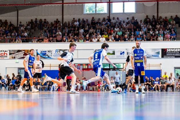 12.06.2025, GER, Handball, Maenner, Eintagsprofi - Kultklub (ThSV Eisenach) im Rahmen der Festwochen zum 1250 jährigen der Salzstadt Timothy Reichmuth (ThSV Eisenach,5) Paul Thiemar (HV 90 Artern) 36433 Bad Salzungen Werner-Seelenbinder-Halle Thueringen Deutschland