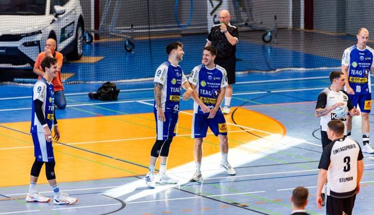 12.06.2025, GER, Handball, Maenner, Eintagsprofi - Kultklub (ThSV Eisenach) im Rahmen der Festwochen zum 1250 jährigen der Salzstadt Justin Kurch (ThSV Eisenach,52) Ivan Snajder (ThSV Eisenach,82) 36433 Bad Salzungen Werner-Seelenbinder-Halle Thueringen Deutschland