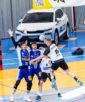 12.06.2025, GER, Handball, Maenner, Eintagsprofi - Kultklub (ThSV Eisenach) im Rahmen der Festwochen zum 1250 jährigen der Salzstadt Oliver Leipold (HV Merkers) Phillip Meyer (ThSV Eisenach,27) Justin Kurch (ThSV Eisenach,52) 36433 Bad Salzungen Werner-Seelenbinder-Halle Thueringen Deutschland