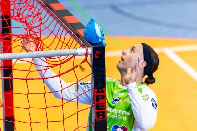 12.06.2025, GER, Handball, Maenner, Eintagsprofi - Kultklub (ThSV Eisenach) im Rahmen der Festwochen zum 1250 jährigen der Salzstadt Maskottchen der Gastgeber sitzt bei Silvio Heinevetter (ThSV Eisenach,12) auf der Torlatte 36433 Bad Salzungen Werner-Seelenbinder-Halle Thueringen Deutschland