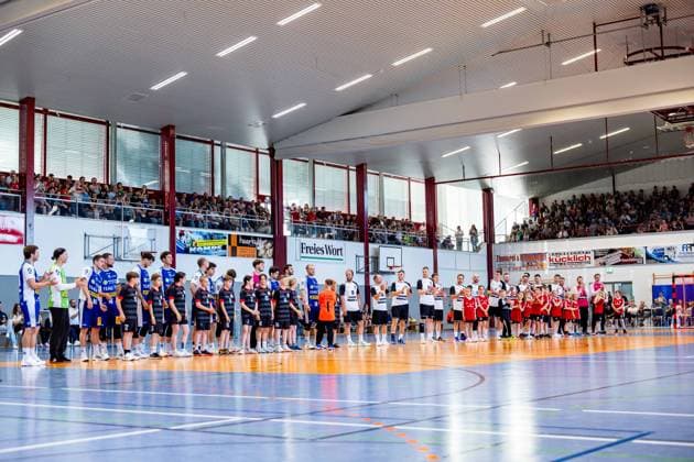 12.06.2025, GER, Handball, Maenner, Eintagsprofi - Kultklub (ThSV Eisenach) im Rahmen der Festwochen zum 1250 jährigen der Salzstadt zeigt die beiden Mannschaften Teams der Eintagsprofi - Kultklub (ThSV Eisenach) kurz vor Spielbeginn 36433 Bad Salzungen Werner-Seelenbinder-Halle Thueringen Deutschland