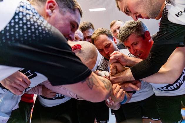 12.06.2025, GER, Handball, Maenner, Eintagsprofi - Kultklub (ThSV Eisenach) im Rahmen der Festwochen zum 1250 jährigen der Salzstadt die Mannschaft Team der Eintagsprofis beim Motivieren kurz vor Spielbeginn 36433 Bad Salzungen Werner-Seelenbinder-Halle Thueringen Deutschland