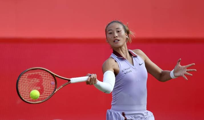 (250613) -- LONDON, June 13, 2025 -- Zheng Qinwen returns a shot during the women s singles second round match between Zheng Qinwen of China and McCartney Kessler of the United States at the Queen s Club Championships in London, Britain, June 12, 2025. ) (SP)BRITAIN-LONDON-TENNIS-QUEEN S CLUB CHAMPIONSHIPS LixYing 