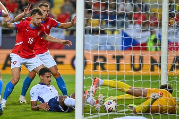 L-R Filip Prebsl and Daniel Fila (both CZE) and Jarell Quansah and goalkeeper James Beadle (ENG) in action during the European Under-21 Championship Group B match Czech Republic vs England, Dunajska Streda, Slovakia, June 12, 2025. (CTKxPhoto VaclavxSalek) CTKPhotoP2025061210007  CTKPhotoP2025061210007