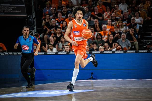 Neu Ulm, Deutschland, 12.06.25: Noa Essengue (ratiopharm ulm) in Aktion, am Ball, Einzelaktion waehrend des Basketball Bundesliga Halfinale Playoffs Spiel 5 Spiels zwischen ratiopharm ulm vs FIT ONE Wuerzburg Baskets in der ratiopharm Arena am 12. Juni 2025 in Neu Ulm, Deutschland. (Foto von Harry Langer DeFodi Images) ratiopharm Arena, Germany, 12.06.25: Noa Essengue (ratiopharm ulm) controls the Ball during the Basketball Bundesliga Halfinale Playoffs Spiel 5 match between ratiopharm ulm vs FIT ONE Wuerzburg Baskets at Neu Ulm on June 12, 2025 in ratiopharm Arena, Germany. (Photo by Harry Langer DeFodi Images) (Photo by Harry Langer DeFodi Images)