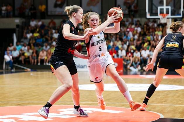 Basketball Damen Testspiel: Belgien-Deutschland; 12.06.2025 Becky Massey (Belgien, 25) verteidigt gegen Hilke Feldrappe (Deutschland, 5) am Ball Basketball Damen Testspiel: Belgien-Deutschland; Löwen, Sportoase am 12.06.2025 Copyright: xBEAUTIFULxSPORTS Freisenx
