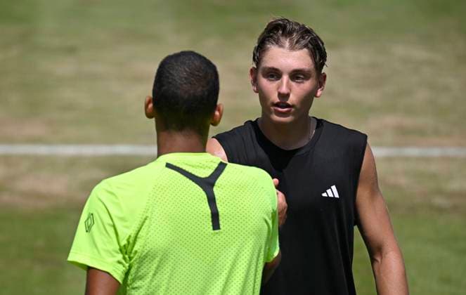 Justin Engel (GER) gratuliert Felix Auger-Aliassime (CAN) zum Matchgewinn Gestik Geste Tennis Herren BOSS Open ATP, Tennis Herren 250 Stuttgart 2025 Weissenhof BOSS Open ATP 250 Stuttgart 2025