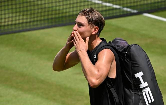 Justin Engel (GER) verabschiedet sich vom Stuttgarter Publikum bedankt sich Gestik Geste Kuss flying kiss Tennis Herren BOSS Open ATP, Tennis Herren 250 Stuttgart 2025 Weissenhof BOSS Open ATP 250 Stuttgart 2025