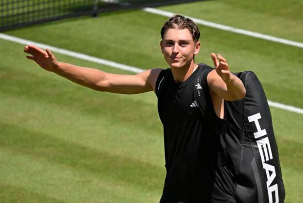 Justin Engel (GER) verabschiedet sich vom Stuttgarter Publikum bedankt sich Gestik Geste Tennis Herren BOSS Open ATP, Tennis Herren 250 Stuttgart 2025 Weissenhof BOSS Open ATP 250 Stuttgart 2025