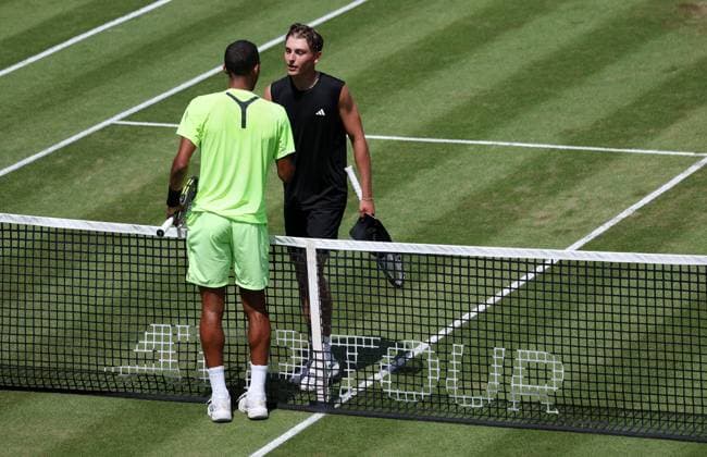 BAU Stuttgart Tennis , BOSS Open, Justin Engel (GER, rechts) verabschiedet sich von Felix Auger-Aliassime (CAN)