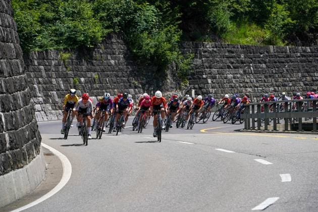 13.06.2025: Tour de Suisse Women 2025 2. Etappe - Gstaad - Campus Sursee, Oberkirch Das Feld der Fahrerinnen auf der Kantonsstrasse 11 bei der Abfahrt an den Laubegg-Fällen. Boltigen Laubegg-Fälle Bern Switzerland