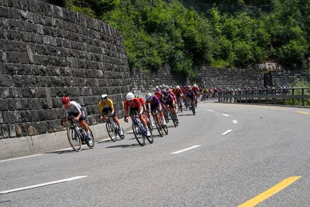13.06.2025: Tour de Suisse Women 2025 2. Etappe - Gstaad - Campus Sursee, Oberkirch Das Feld der Fahrerinnen auf der Kantonsstrasse 11 bei der Abfahrt an den Laubegg-Fällen. Boltigen Laubegg-Fälle Bern Switzerland