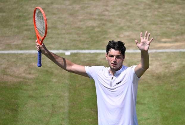 Taylor Fritz (USA) nach Matchgewinn bedankt sich bei Publikum Jubel, Freude, Emotion, emotional, jubelt, Glueck, gluecklich, Tennis Herren BOSS Open ATP, Tennis Herren 250 Stuttgart 2025 Weissenhof BOSS Open ATP 250 Stuttgart 2025