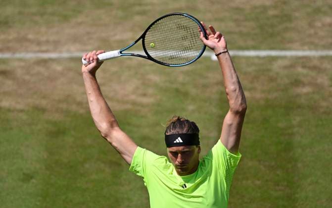 Alexander Zverev (GER) streckt sich Tennis Herren BOSS Open ATP, Tennis Herren 250 Stuttgart 2025 Weissenhof BOSS Open ATP 250 Stuttgart 2025
