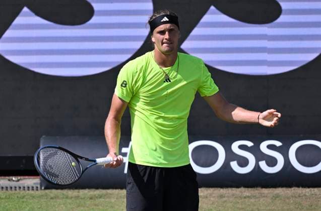 Alexander Zverev (GER) hadert Enttaeuschung enttaeuscht nach vergebener Chance Gestik Geste Tennis Herren BOSS Open ATP, Tennis Herren 250 Stuttgart 2025 Weissenhof BOSS Open ATP 250 Stuttgart 2025
