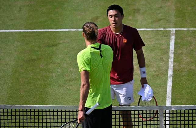 Brandon Nakashima (USA) gratuliert Alexander Zverev (GER) zum Matchgewinn Gestik Geste Tennis Herren BOSS Open ATP, Tennis Herren 250 Stuttgart 2025 Weissenhof BOSS Open ATP 250 Stuttgart 2025